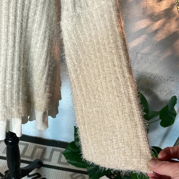 Mystree fussy cream sweater size medium - Picture 5 of 10